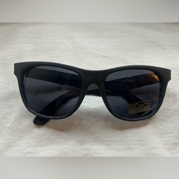Classic Black Suntec Sunglassesses - Picture 1 of 3